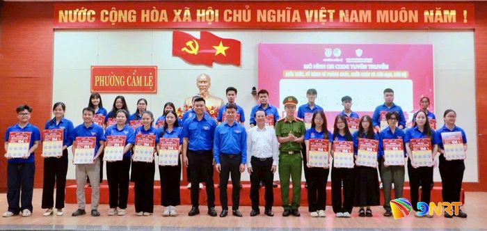 Ra mắt mô hình “Điểm tuyên truyền phòng cháy chữa cháy bằng mã QR”. Ảnh: THU HƯƠNG