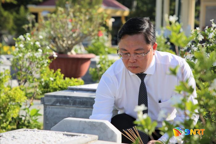 Chủ tịch Ủy ban MTTQ Việt Nam thành phố Lê Trí Thanh thắp hương tại các phần mộ liệt sĩ. Ảnh: ALĂNG NGƯỚC