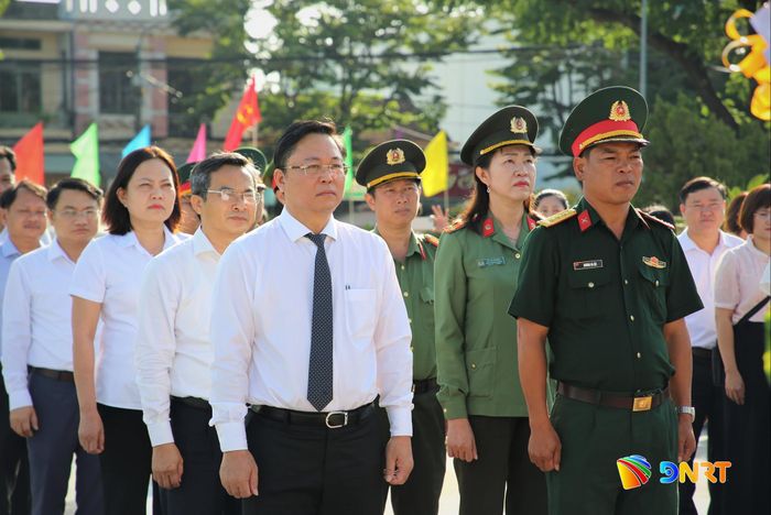 Chủ tịch Ủy ban MTTQ Việt Nam thành phố Đà Nẵng Lê Trí Thanh (đeo cà vạt) cùng đại diện lãnh đạo các sở, ban, ngành và phường Bàn Thạch dự lễ dâng hương tại Nghĩa trang liệt sĩ Tam Kỳ. Ảnh: ALĂNG NGƯỚC
