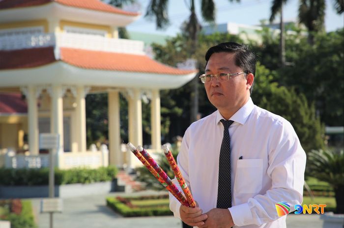 Chủ tịch Ủy ban MTTQ Việt Nam thành phố Lê Trí Thanh dâng hương tri ân các anh hùng liệt sĩ nhân kỷ niệm 79 năm ngày Thương binh - Liệt sĩ (27/7/1947 - 27/7/2026). Ảnh: ALĂNG NGƯỚC