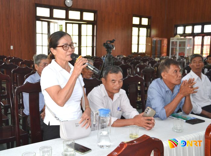 Bà Ngô Thị Lộc (trú thôn Tú Mỹ) kiến nghị tư vấn, hỗ trợ xây dựng sản phẩm OCOP về bánh tráng mè đen. Ảnh: CÔNG TÚ