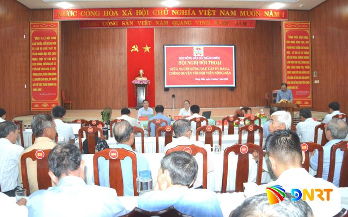 Cấp ủy, chính quyền xã Thăng Điền đối thoại với nông dân. Ảnh: CÔNG TÚ