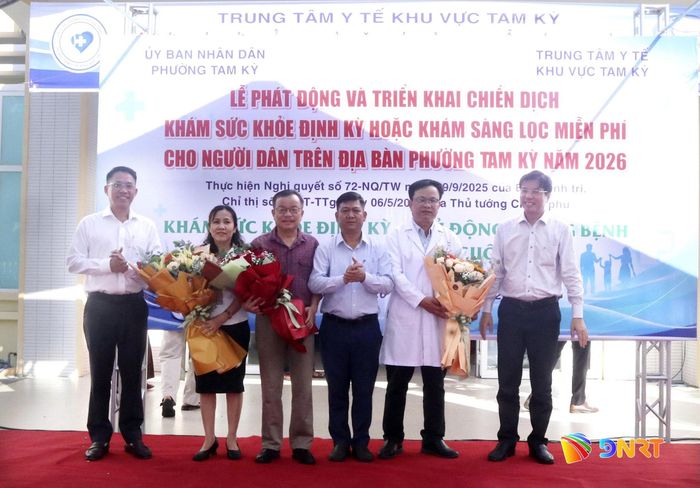 Lãnh đạo phường Tam Kỳ tặng hoa các bác sĩ tại lễ phát động. Ảnh: VIẾT TRỌNG