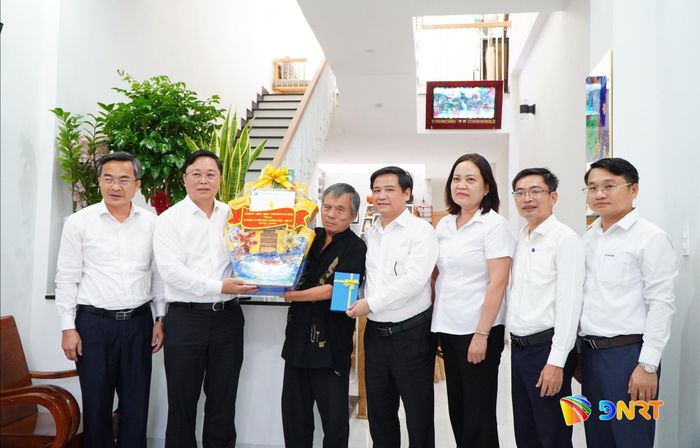 Lãnh đạo Ủy ban MTTQ Việt Nam thành phố Đà Nẵng và lãnh đạo phường Hòa Cường trao quà cho thương binh Trần Việt Bắc. Ảnh: TÂM ĐAN