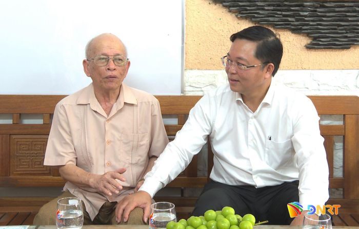 Chủ tịch Ủy ban MTTQ Việt Nam thành phố Lê Trí Thanh (bên phải) ân cần thăm hỏi sức khỏe Anh hùng Lực lượng vũ trang nhân dân Nguyễn Đức Hiền. Ảnh: TÂM ĐAN