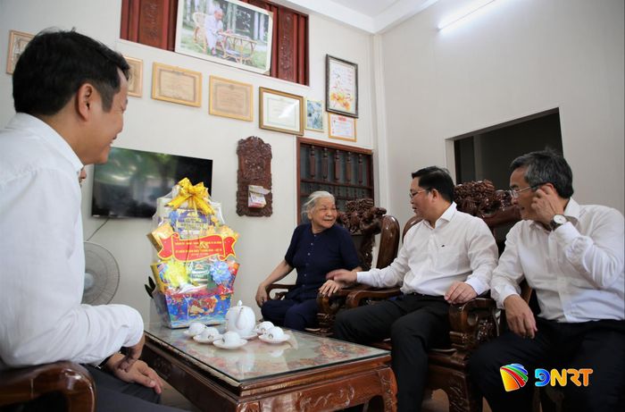 Chủ tịch Ủy ban MTTQ Việt Nam thành phố Lê Trí Thanh thăm hỏi, động viên gia đình bà Phan Thị Xinh (tổ dân phố Mỹ Thạch Trung, phường Bàn Thạch). Ảnh: ALĂNG NGƯỚC