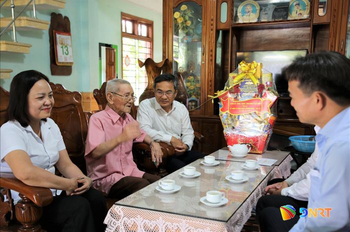 Đoàn công tác thăm và tri ân gia đình ông Lê Tú nhân kỷ niệm 79 năm ngày Thương binh - Liệt sĩ. Ảnh: ALĂNG NGƯỚC