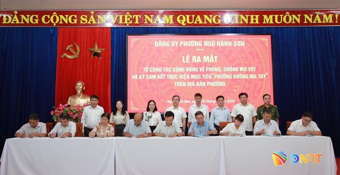 Đại diện các đơn vị ký cam kết thực hiện mục tiêu “Phường không ma túy”. Ảnh: ĐẮC MẠNH