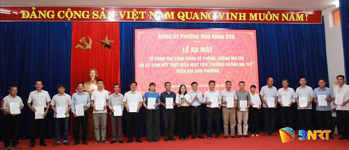 Lãnh đạo Đảng ủy phường Ngũ Hành Sơn trao quyết định cho các Tổ công tác cộng đồng về phòng, chống ma túy trên địa bàn phường. Ảnh: ĐẮC MẠNH