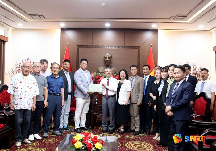 Chủ tịch HĐND thành phố Nguyễn Đức Dũng tặng quà và chụp hình lưu niệm với đoàn công tác Đại biểu HĐND thành phố Sakai. Ảnh: TRỌNG HUY