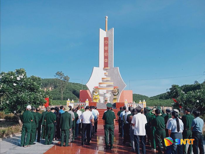 Cán bộ và nhân dân xã Quế Sơn Trung dâng hoa, dâng hương tưởng niệm các anh hùng liệt sĩ tại Nghĩa trang liệt sĩ Quế Mỹ. Ảnh: DUY THÁI