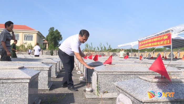Ông Nguyễn Phước Sơn, Bí thư Đảng ủy, Chủ tịch HĐND xã Quế Sơn Trung viếng hương phần mộ liệt sĩ chưa xác định được danh tính tại Nghĩa trang liệt sĩ Quế Mỹ. Ảnh: DUY THÁI