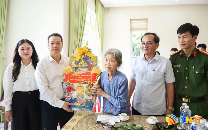 Chủ tịch UBND thành phố Nguyễn Mạnh Hùng (thứ 2, bên trái sang) tặng quà gia đình thương binh Ông Thị Dung. Ảnh: NGỌC PHÚ
