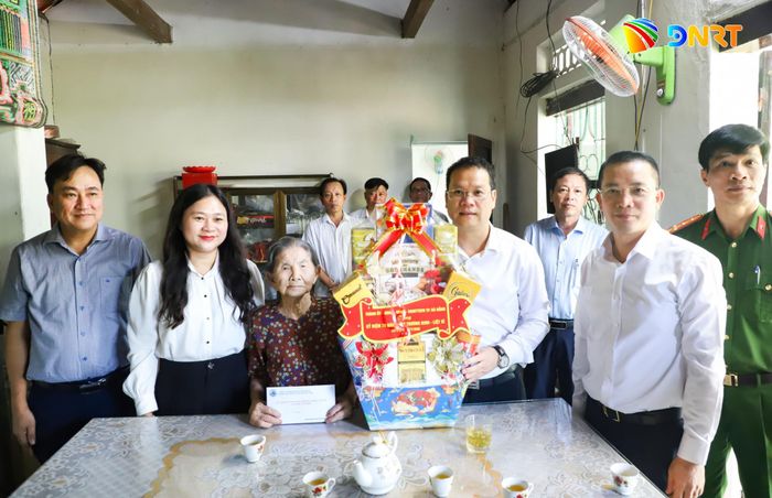 Chủ tịch UBND thành phố Nguyễn Mạnh Hùng (thứ 3, bên phải sang) tặng quà đến Bà mẹ Việt Nam anh hùng Trần Thị Liêu. Ảnh: NGỌC PHÚ