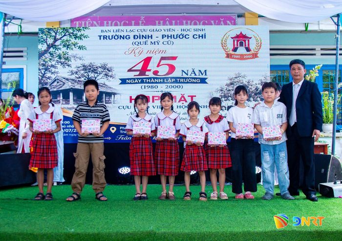 Ban Liên lạc Cựu giáo viên - học sinh Trường Đình - Phước Chỉ trao quà cho học sinh nghèo vượt khó học tốt của Trường Tiểu học Quế Mỹ.