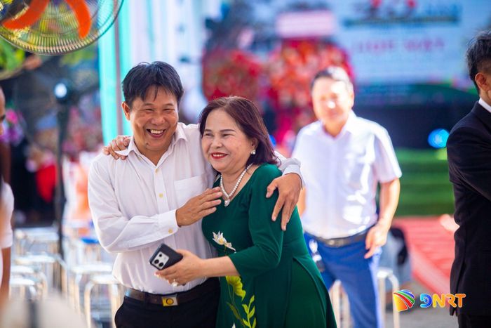 Các thế hệ cựu giáo viên, cựu học sinh Trường Đình - Phước Chỉ vui mừng gặp lại nhau trong ngày họp mặt kỷ niệm 45 năm thành lập trường.