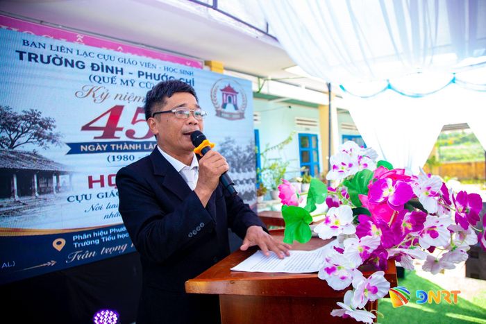 Thầy Trần Ngọc Bé, Trưởng ban Tổ chức lễ kỷ niệm 45 năm thành lập Trường Đình - Phước Chỉ, phát biểu tại buổi họp mặt các thế hệ cựu giáo viên, học sinh.