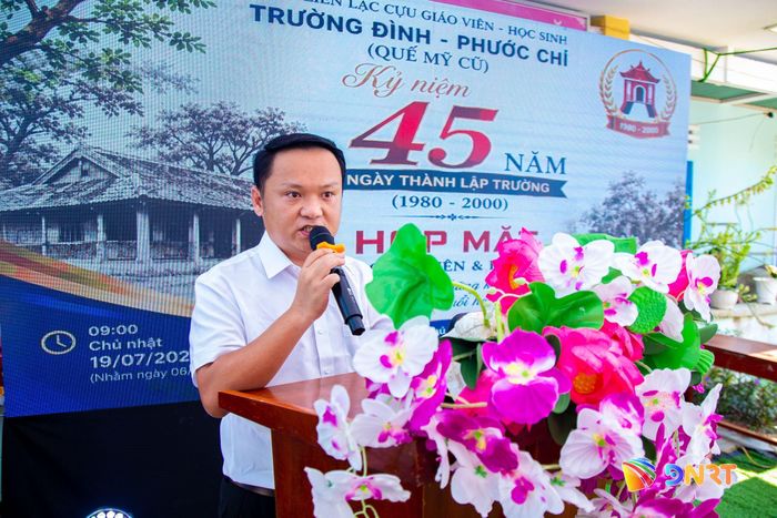 TS, luật sư Trần Văn Tuấn, cựu học sinh Trường Đình - Phước Chỉ, Phó Trưởng ban Tổ chức, chia sẻ tại buổi lễ về hành trình gìn giữ truyền thống hiếu học và kết nối các thế hệ học trò Quế Mỹ.
