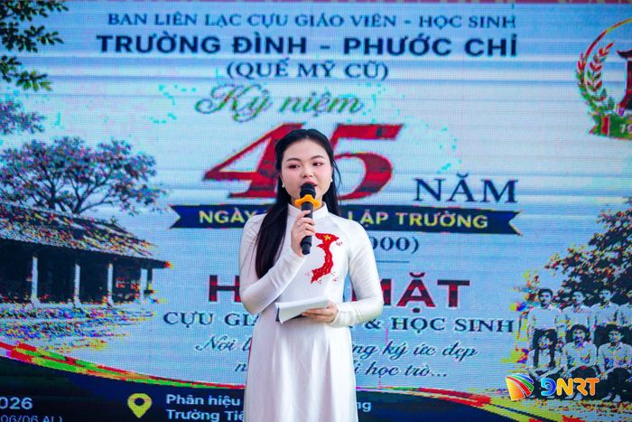MC Nhật Nguyên - cựu học sinh Trường Đình - Phước Chỉ dẫn chương trình.