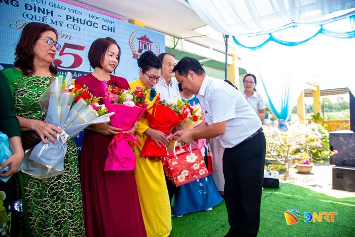 Ban tổ chức trao hoa tri ân các thầy cô giáo từng giảng dạy tại Trường Đình - Phước Chỉ qua các thời kỳ.