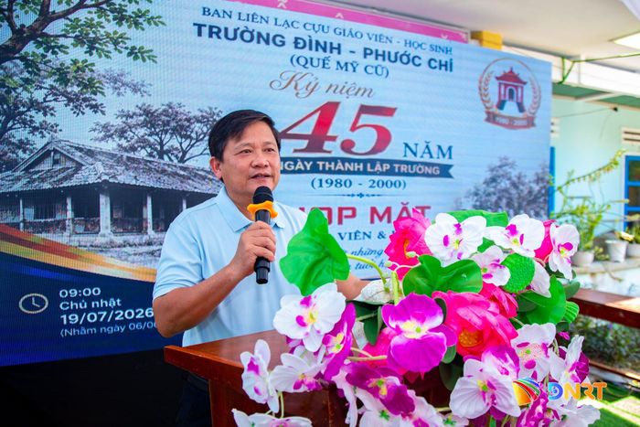 Ông Ngô Văn Nhanh, Chủ tịch UBND xã Quế Sơn Trung, phát biểu chúc mừng và ghi nhận những đóng góp của các thế hệ thầy cô, cựu học sinh đối với sự nghiệp giáo dục địa phương.