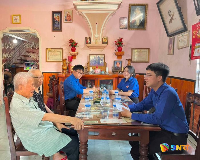 Tuổi trẻ phường Hòa Khánh đến thăm, động viên gia đình chính sách, thể hiện đạo lý “Uống nước nhớ nguồn. Ảnh: LÊ BÌNH