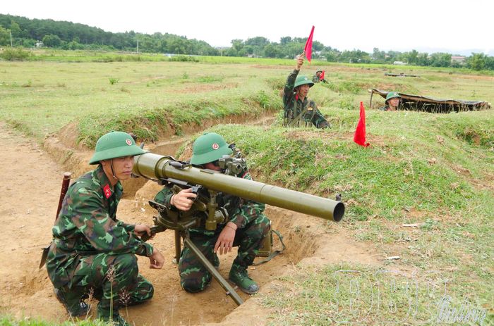 Khẩu đội súng DKZ huấn luyện chuẩn bị cho diễn tập KVPT. Ảnh: Đức Hạnh