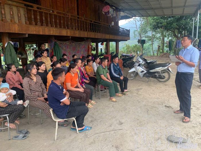 Cán bộ xã Nậm Nèn hướng dẫn người dân thực hiện các biện pháp vệ sinh môi trường, phòng, chống dịch bệnh mùa mưa lũ.