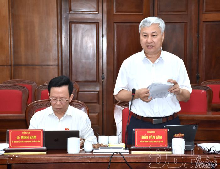 Thành viên đoàn công tác của Ủy ban Kinh tế và Tài chính của Quốc hội khóa XVI phát biểu tại buổi làm việc.