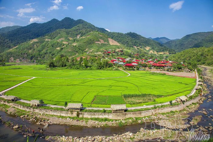 Bản du lịch văn hóa cộng đồng Nà Sự, xã Mường Chà mang vẻ đẹp bình yên, thơ mộng, ngày càng thu hút du khách đến tham quan, trải nghiệm.
