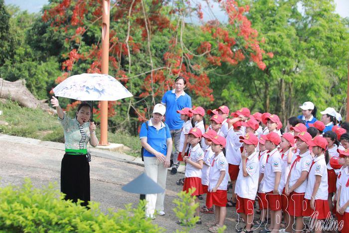 Học sinh tham quan, tìm hiểu lịch sử tại Di tích Đồi A1.