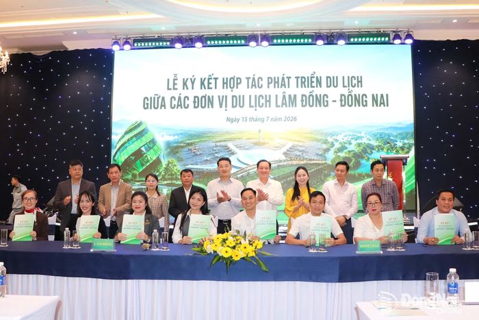 Doanh nghiệp 2 địa phương Đồng Nai và Lâm Đồng ký kết hợp tác phát triển du lịch tại tỉnh Lâm Đồng. Ảnh: Ngọc Liên
