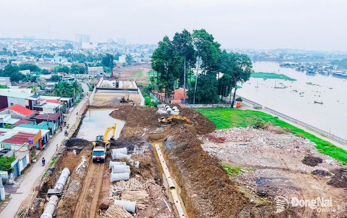 Thi công xây dựng Dự án Đường ven sông Cái, đoạn qua phường Trấn Biên. Ảnh: Công Nghĩa