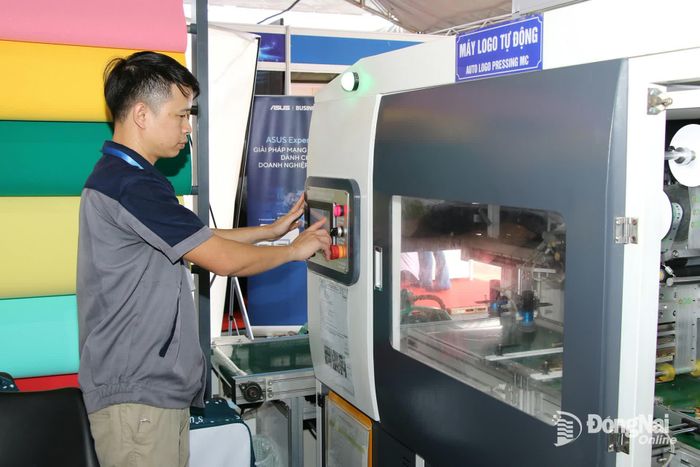 Đại diện một doanh nghiệp giới thiệu thiết bị mẫu tại một triển lãm sản phẩm công nghệ được tổ chức ở Đồng Nai. Ảnh: Hải Quân
