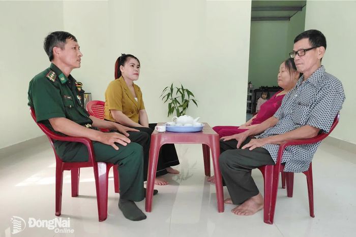 Cán bộ Đồn Biên phòng Lộc Thiện thăm hỏi, động viên bà Mùng Thị Thu (thứ 2, từ trái qua).