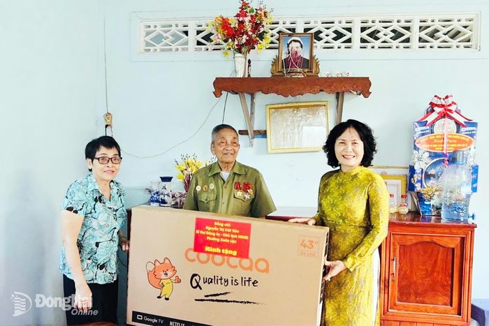 Đồng chí Nguyễn Thị Cát Tiên, Bí thư Đảng ủy, Chủ tịch HĐND phường Xuân Lộc tặng chiếc tivi cho cựu chiến binh Đinh Thái Báu, ngụ khu phố Trung Tín, người từng tham gia Chiến dịch Điện Biên Phủ. Ảnh: Lê Tùng