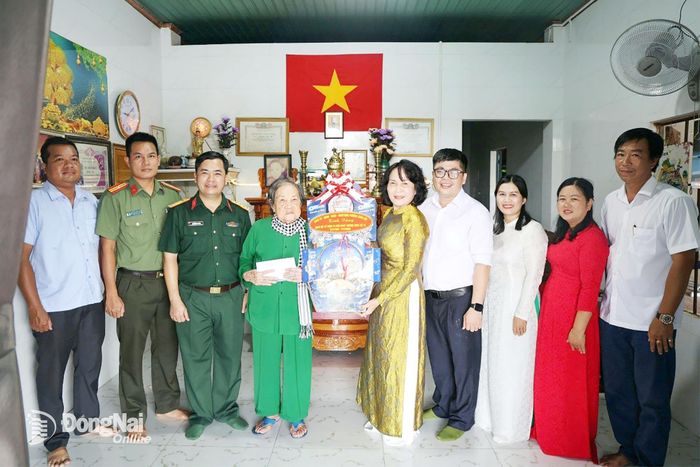 Đồng chí Nguyễn Thị Cát Tiên, Bí thư Đảng ủy, Chủ tịch HĐND phường Xuân Lộc cùng đoàn công tác của phường thăm hỏi, tặng quà Mẹ Việt Nam anh hùng Trần Thị Kim Vệ. Ảnh: Lê Tùng
