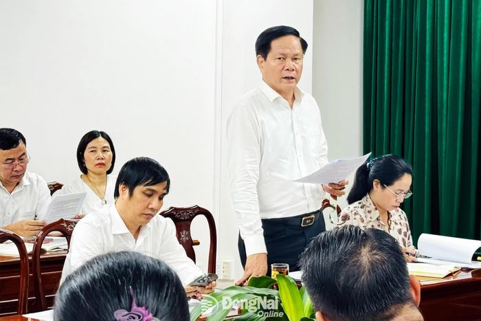Phó Giám đốc Sở Y tế Nguyễn Văn Bình báo cáo tại cuộc họp. Ảnh: Hạnh Dung