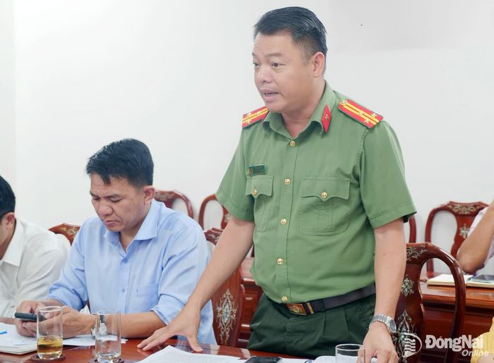 Đại diện Công an thành phố phát biểu liên quan đến công tác nhập liệu thông tin khám, chữa bệnh của người dân. Ảnh: Hạnh Dung
