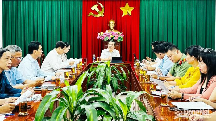 Ủy viên Ban Thường vụ Thành ủy, Phó Chủ tịch UBND thành phố Lê Trường Sơn chủ trì cuộc họp. Ảnh: Hạnh Dung