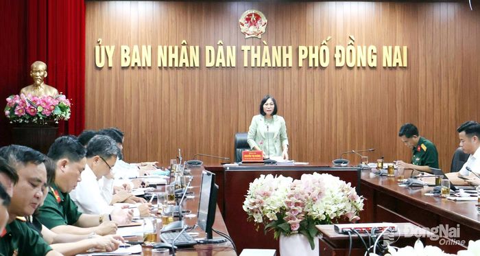 Thành ủy viên, Phó Chủ tịch UBND thành phố Nguyễn Thị Hoàng, Trưởng ban Chỉ đạo Tìm kiếm, quy tập, xác minh danh tính hài cốt liệt sĩ còn thiếu thông tin thành phố Đồng Nai, chủ trì hội nghị. Ảnh: Nguyệt Hà