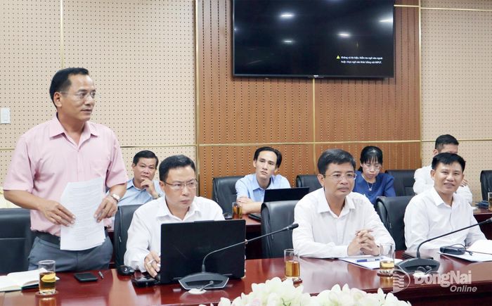 Lãnh đạo xã Minh Đức trao đổi ý kiến trong buổi làm việc. Ảnh: Nguyệt Hà