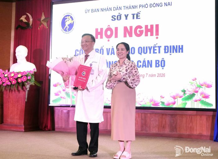 Giám đốc Sở Y tế Đồng Nai Đỗ Thị Nguyên trao quyết định nghỉ hưu cho Thầy thuốc Ưu tú, bác sĩ chuyên khoa II Ngô Đức Tuấn. Ảnh: Hạnh Dung