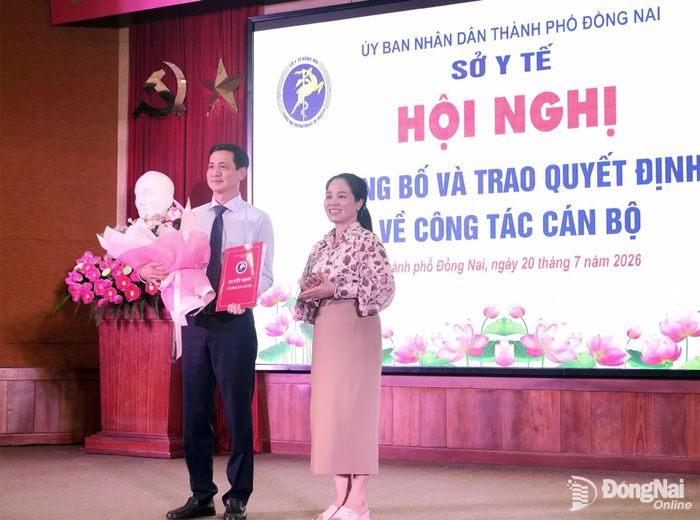 Bác sĩ chuyên khoa II Đinh Cao Minh nhận quyết định Phụ trách, điều hành Bệnh viện Đa khoa Đồng Nai. Ảnh: Hạnh Dung