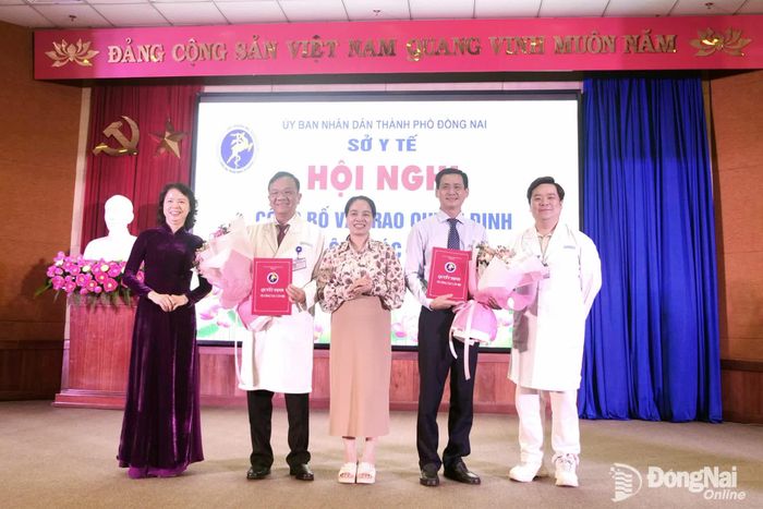 Lãnh đạo Sở Y tế và Ban giám đốc Bệnh viện Đa khoa Đồng Nai chúc mừng 2 bác sĩ nhận quyết định. Ảnh: Hạnh Dung