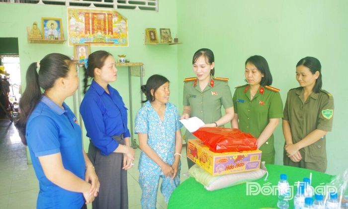 Công an xã Mỹ Thọ phối hợp các tổ chức chính trị - xã hội trao quà, động viên gia đình có hoàn cảnh khó khăn, góp phần thực hiện tốt công tác an sinh xã hội, giữ vững an ninh, trật tự tại địa phương.