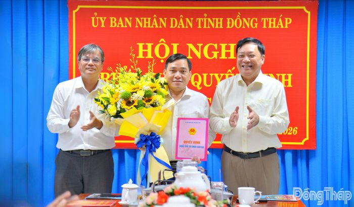 Đồng chí Phạm Thành Ngại, Phó Bí thư Tỉnh ủy, Chủ tịch UBND tỉnh Đồng Tháp và đồng chí Đỗ Quốc Chương, Phó Trưởng Ban Tổ chức Tỉnh ủy trao quyết định, tặng hoa chúc mừng đồng chí Ngô Huỳnh Quang Thái nhận nhiệm vụ mới.