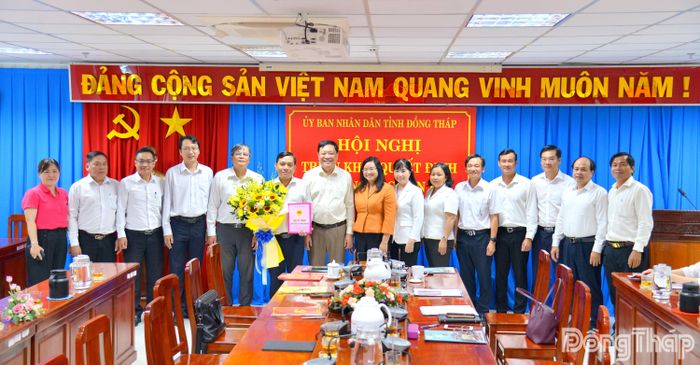 Các đại biểu chụp ảnh lưu niệm và chúc mừng đồng chí Ngô Huỳnh Quang Thái nhận nhiệm vụ mới.