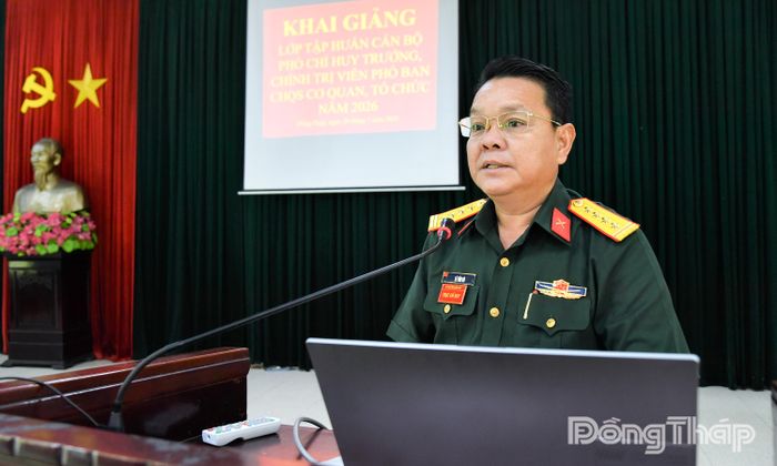 Đại tá Lê Văn Cò phát biểu khai giảng lớp tập huấn.