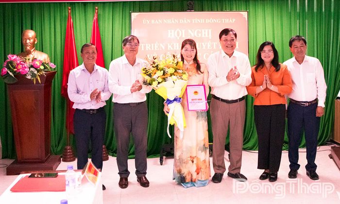 Đồng chí Phạm Thành Ngại (đứng thứ 4 từ trái sang), Phó Bí thư Tỉnh ủy, Chủ tịch UBND tỉnh trao quyết định, tặng hoa chúc mừng và giao nhiệm vụ cho đồng chí Phạm Thị Ngọc Đào (đứng thứ 3 từ trái sang).